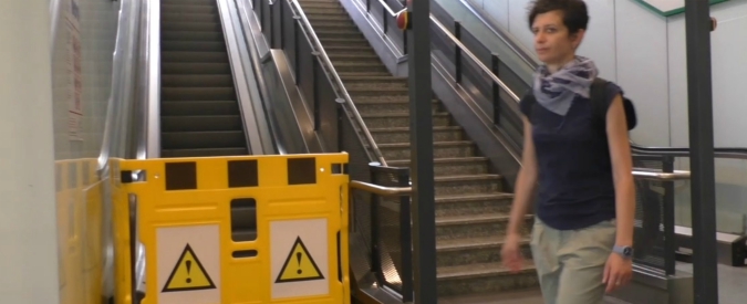 Copertina di Roma, tra i pendolari della Metro C: “Treni ogni 12 minuti, no aria condizionata e interruzioni”. Il Comune: “Nella norma”