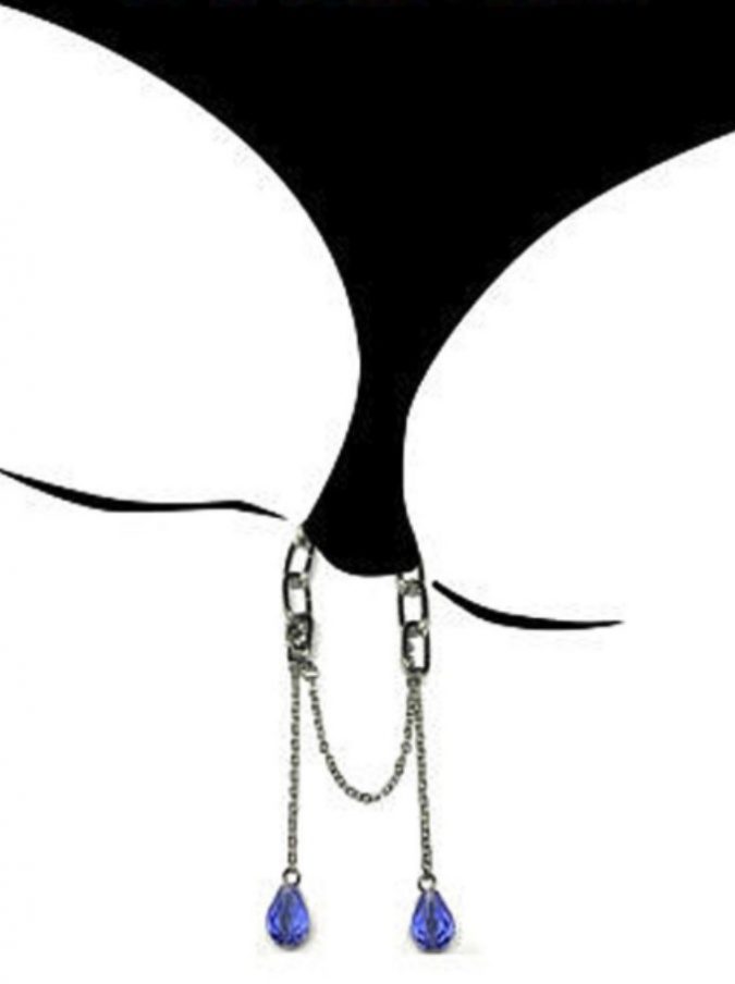 BeachTail, ogni estate torna in auge il dondolante rosario per il pube in bikini. Avete capito bene BeachTail, ogni estate torna in auge il dondolante rosario per il pube in bikini. Avete capito bene