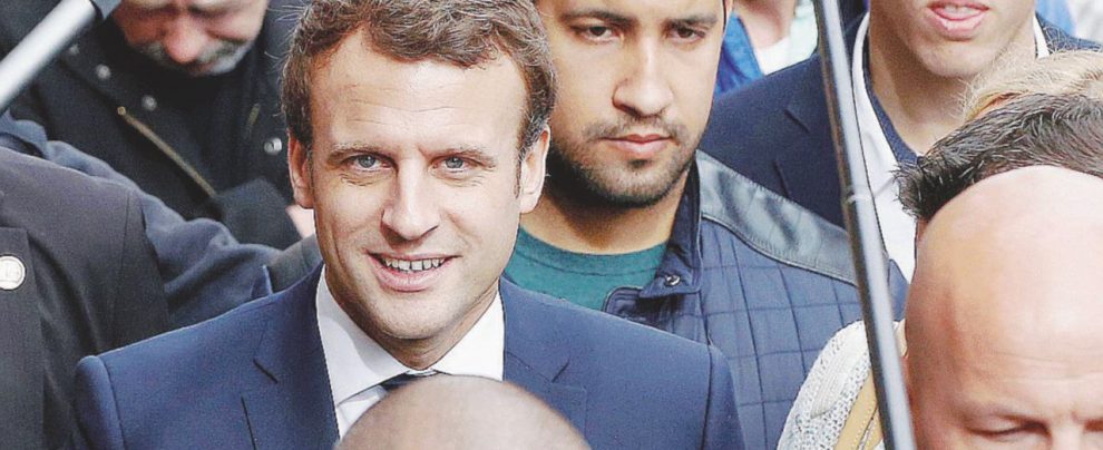 Sempre insieme - Macron e, alle sue spalle, Alexandre Benalla, nel maggio 2017, durante la campagna elettorale - Ansa Benalla, picchiatore di Stato con la dépendance chic