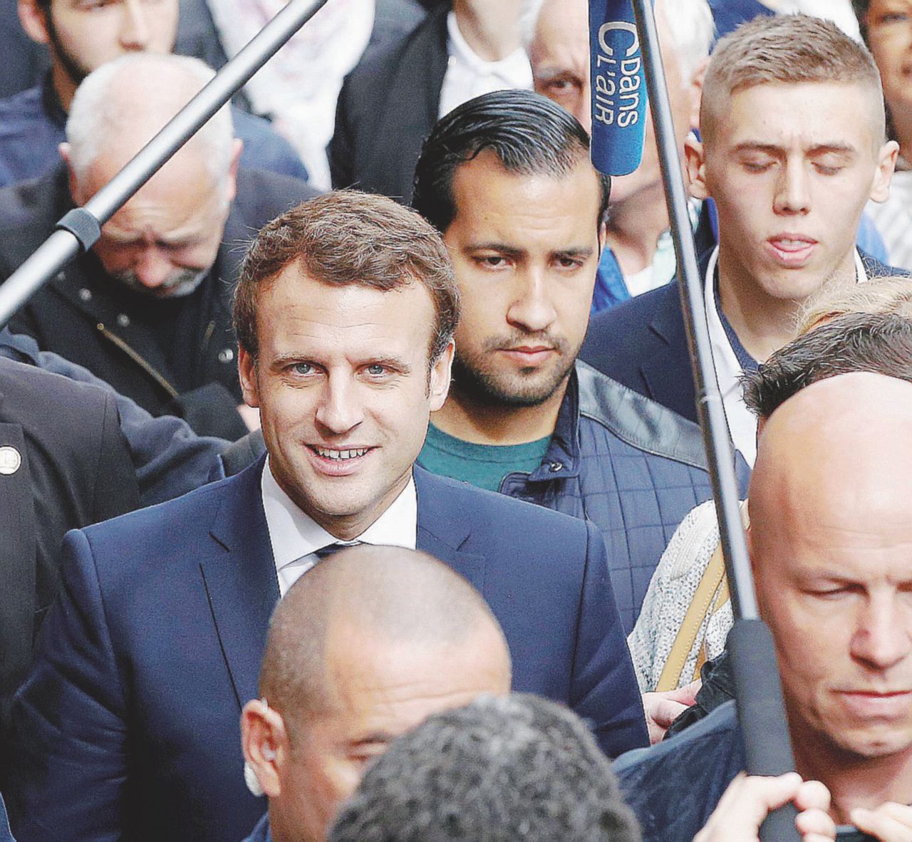 Sempre insieme - Macron e, alle sue spalle, Alexandre Benalla, nel maggio 2017, durante la campagna elettorale - Ansa Benalla, picchiatore di Stato con la dépendance chic