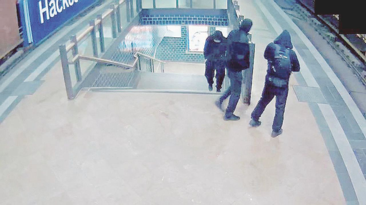 Il colpo - Un fotogramma dei sospetti legati al clan coinvolti nel furto del Big Maple Leaf: la più grande moneta d'oro del mondo - Ansa Gli affari del clan ‘R’ : una gomorra libanese in salsa di crauti