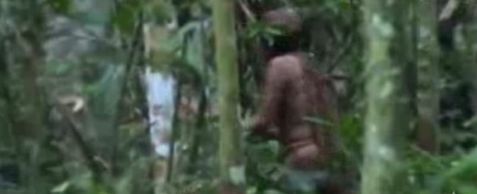 Copertina di Amazzonia, avvistato l’indio delle buche. Ultimo superstite di una tribù sterminata nel 95: vive solo da allora
