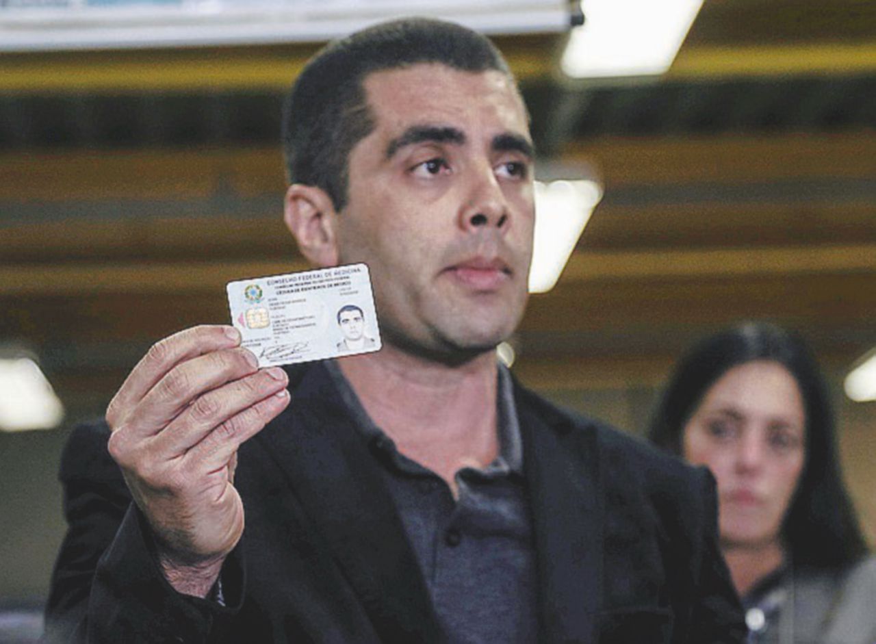 Fine della corsa - Denis Furtado dopo l’arresto: era ricercato da tre giorni - Ansa Dottor “culetto”: da mago dell’estetica alle manette