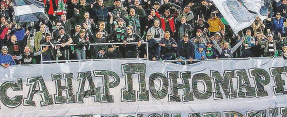 L’abbraccio ai bianchi - I calciatori della Torpedo Mosca, in maglia bianca, sotto la curva in una foto tratta dal profilo Facebook del club - Quei razzisti del pallone che tifano Putin