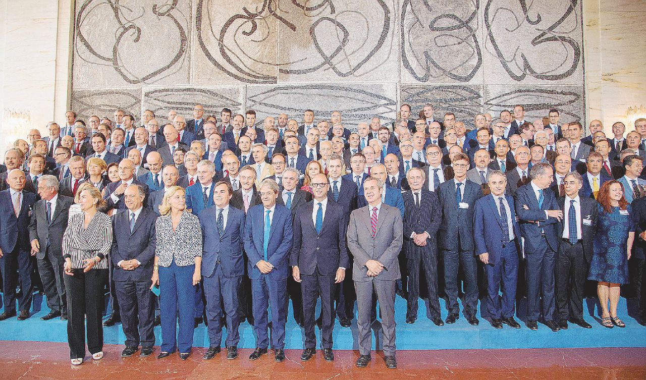 Copertina di Ambasciator non porta pena. E Gentiloni gli dà l’aumento