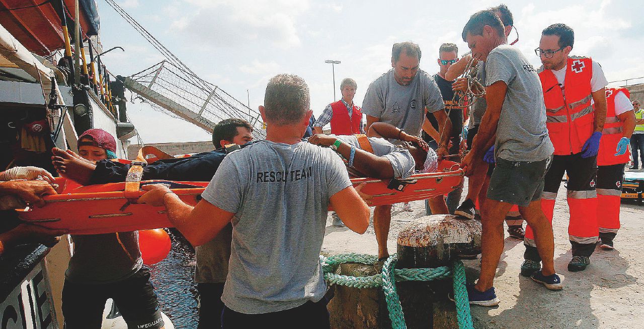 Salvataggio - La 40enne camerunense Josefa salvata martedì dalla nave Open Arms dell’Ong Proactiva - Ansa Migranti, la confessione dei libici: “Primo soccorso in mare? Non siamo addestrati”
