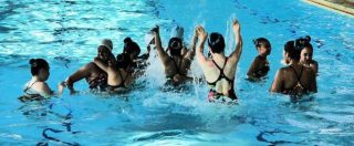 Copertina di Roma, lezioni integrate di nuoto e nuoto sincronizzato tra ragazze con disabilità e non: “Siamo tutte brave, delle sirenette “