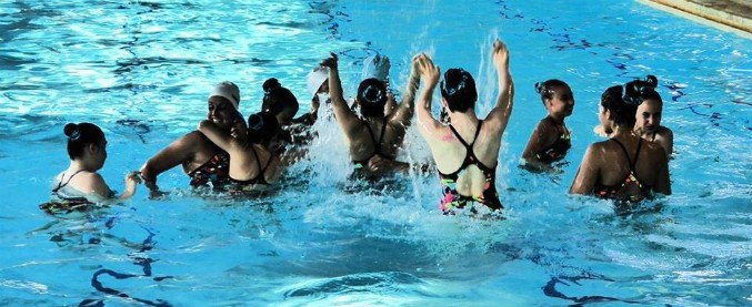 Roma, lezioni integrate di nuoto e nuoto sincronizzato tra ragazze con disabilità e non: “Siamo tutte brave, delle sirenette “