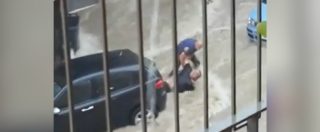 Copertina di Maltempo a Canosa, un uomo trascinato dall’acqua sotto un’auto. Il salvataggio di tre passanti in diretta