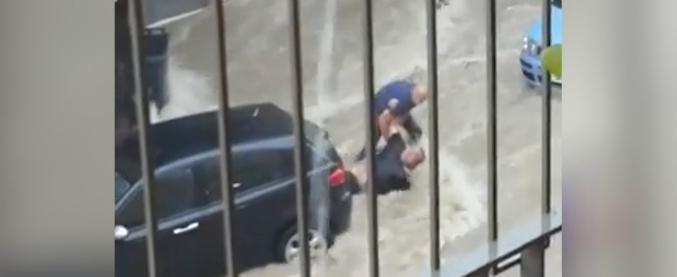 Copertina di Maltempo a Canosa, un uomo trascinato dall’acqua sotto un’auto. Il salvataggio di tre passanti in diretta