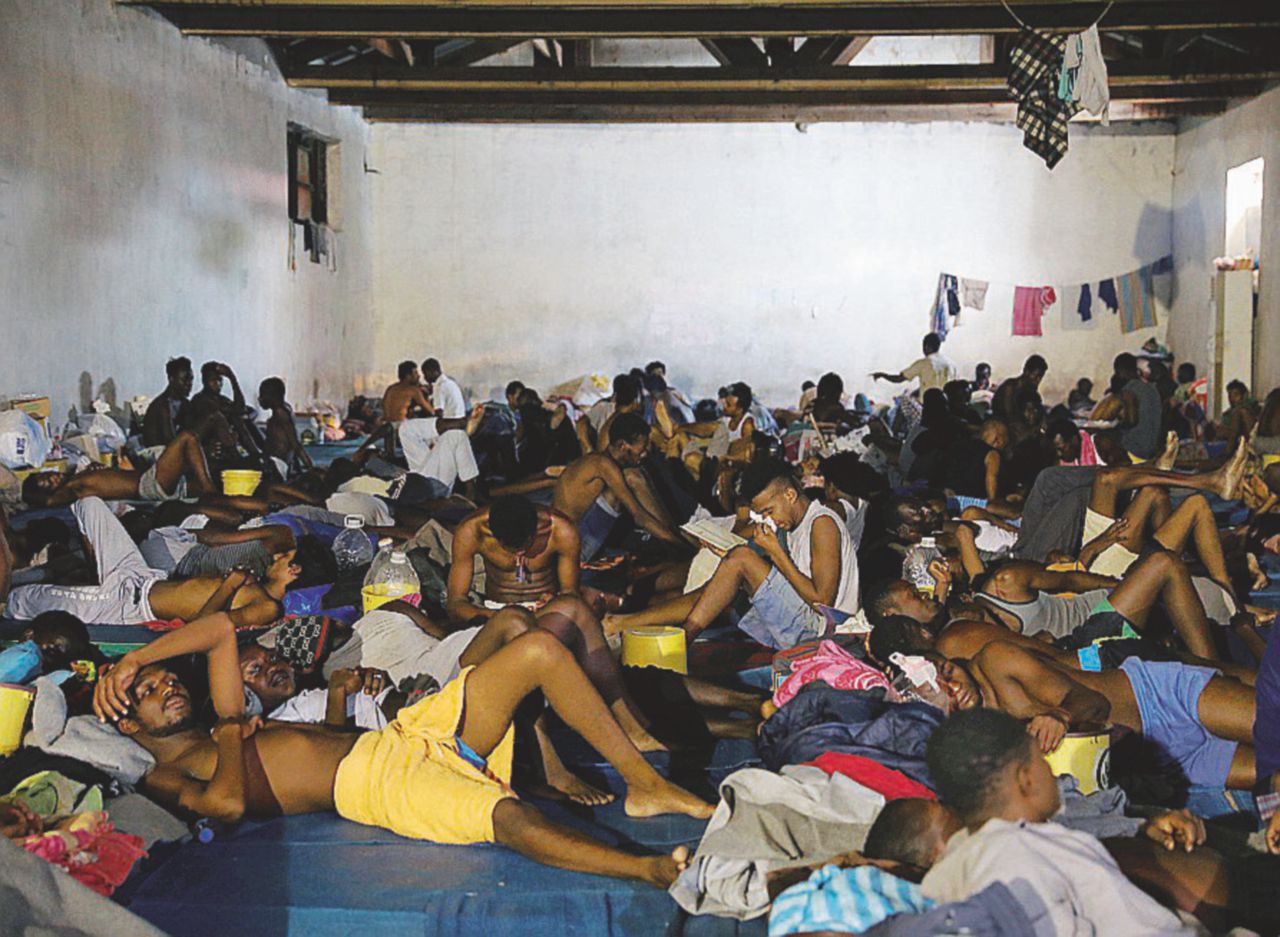 Centinaia di uomini - nel centro dell’agenzia contro l’immigrazione clandestina a Tripoli - Reuters “Nei ‘nostri’ centri oltre 10mila persone: nel 2017 ne abbiamo spostate solo 1.858”