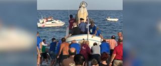 Copertina di Roccalumera, la processione per la Madonna è un disastro: la barca con la statua viene spinta in mare, ma c’è l’imprevisto