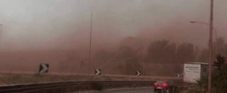 Copertina di Ilva, vento forte a Taranto: le polveri di minerale oscurano il cielo. Il deputato M5s Vianello: “Il mostro va chiuso”