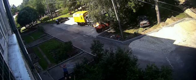 Copertina di Operai eroi (per caso) in Russia: ecco come salvano il bambino in pericolo di vita. Il video toglie il fiato