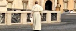 Copertina di Vaticano, la passeggiata solitaria di Papa Francesco: Bergoglio filmato mentre cammina senza scorta