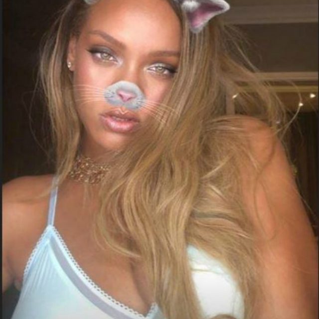 Rihanna, post sexy su Instagram: ecco gli scatti in lingerie che fanno impazzire i fan