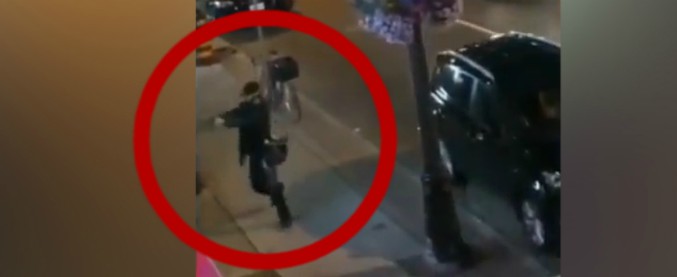 Copertina di Canada, sparatoria a Toronto: un morto e 13 feriti. L’assalitore ripreso mentre entra in azione con la pistola in pugno