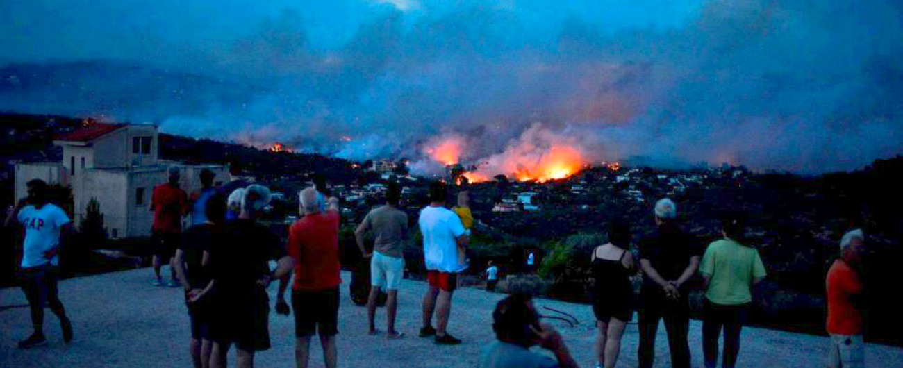 Incendi Grecia, resort e cemento dopo le fiamme: il precedente del 2007 tra l’Attica e il Peloponneso