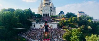 Copertina di Senza protezioni a 35 metri dal suolo: l’incredibile video della funambola che cammina sopra Montmartre