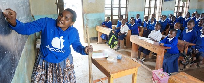 Scuola: la storia di Prisca, che in Tanzania insegna ai bambini disabili come aver coraggio