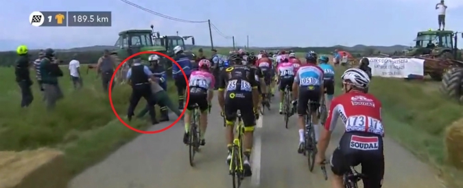 Copertina di Tour de France, altra follia dopo il caso Nibali: spray al peperoncino della gendarmerie colpisce i corridori. Gara sospesa