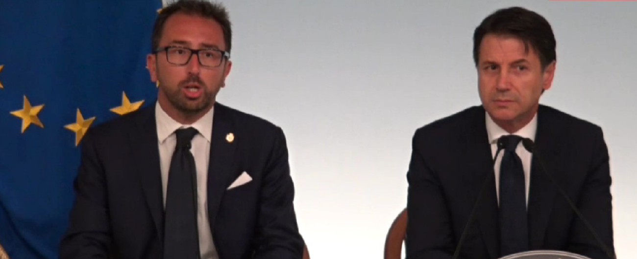 Copertina di Intercettazioni, Bonafede: “Tolto il bavaglio alla stampa. Norma scritta per impedire a cittadini di ascoltare politici indagati”