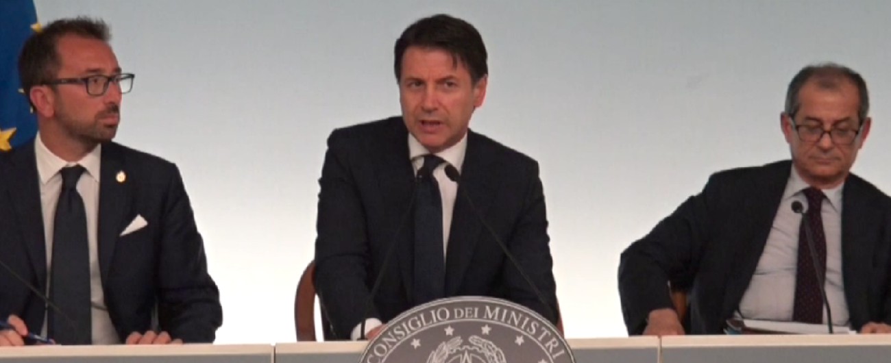 Copertina di Migranti, Conte: “Bozza Ue? Italia non ha mai fatto questione di soldi, solidarietà europea non ha un prezzo”