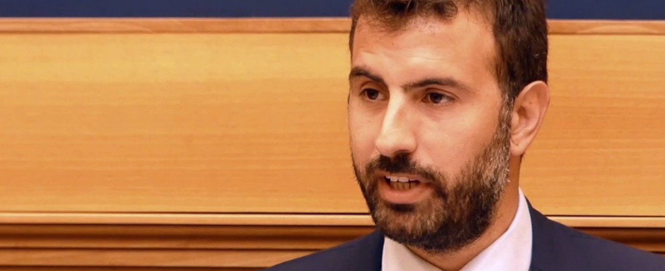 Copertina di Migranti, Palazzotto (Leu) contro Salvini: “Open Arms mente? Cialtrone, non ha alcuna prova. Comportamento inaccettabile”