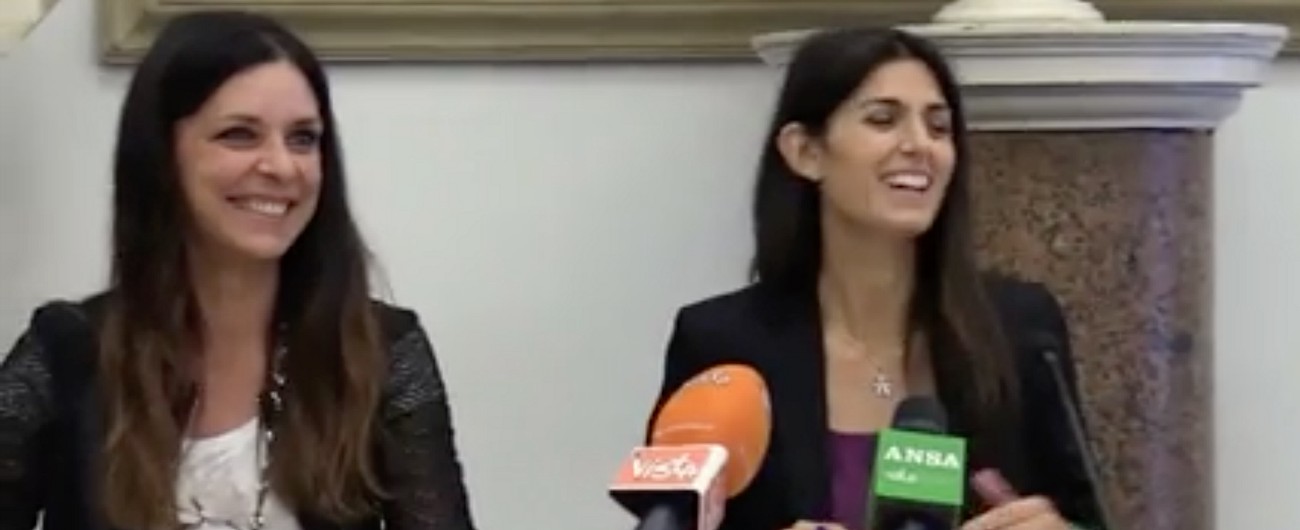 Copertina di Roma, spassoso fuoriprogramma per la Raggi in Campidoglio tra scambi di ruolo, incidenti e sorrisi imbarazzati