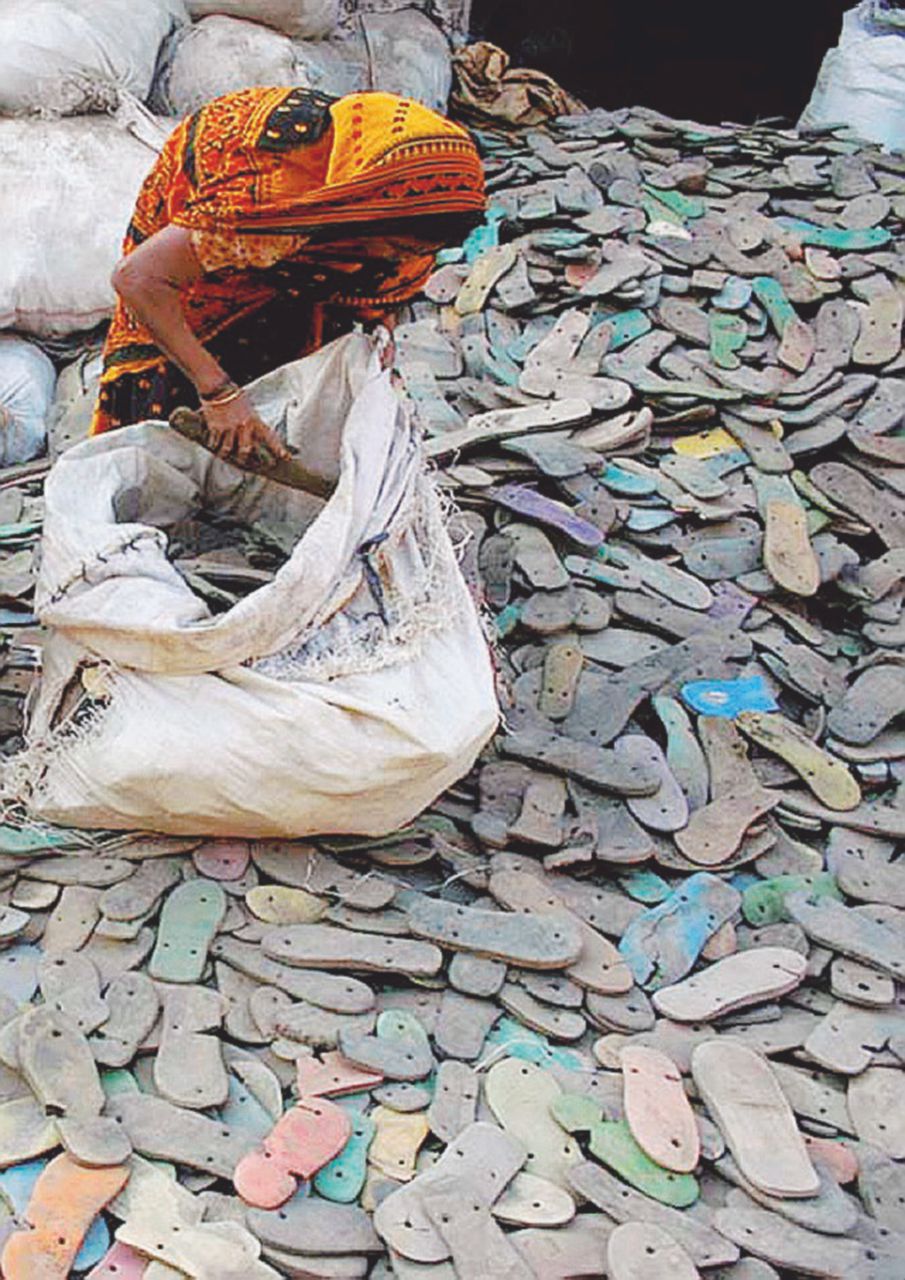 Copertina di Dai rifiuti alla valigia: la via delle infradito passa dalla discarica