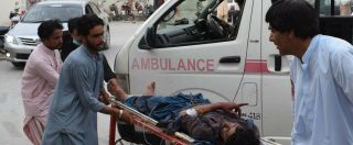 Copertina di Elezioni Pakistan, attentato nel giorno del voto: 28 morti in un seggio. “Attacco suicida, un uomo si è fatto esplodere”