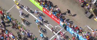 Copertina di Tour de France, la partenza è da Formula 1: griglia e semaforo al via per i corridori. Poi tappa sprint da 65 km
