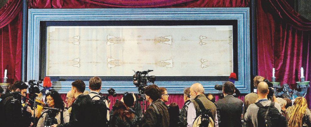 Il “Sacro Lino” - L’ultima ostensione della Sindone nel Duomo di San Giovanni a Torino nel 2015 - Ansa Sindone. La disputa sulle macchie