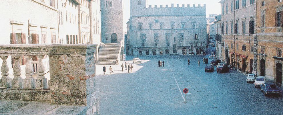 Bellezze - Piazza del Popolo a Todi A spada tratta per Dio, patria e famiglia: in piazza una sfilata con Mora e Corona