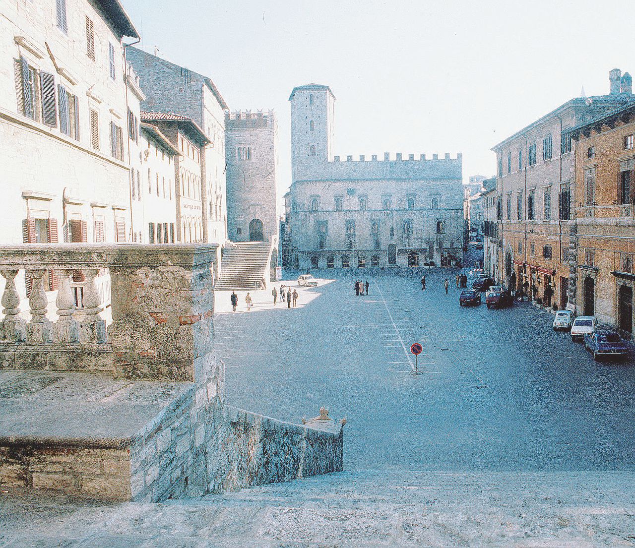 Copertina di A spada tratta per Dio, patria e famiglia: in piazza una sfilata con Mora e Corona