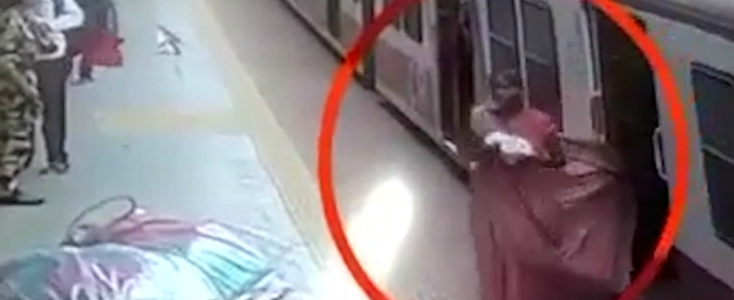 Copertina di Scende dal treno ma il vestito rimane impigliato nelle porte. Il convoglio riparte ed ecco quello che succede