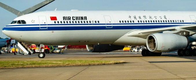Francia, volo Parigi-Pechino costretto a tornare indietro per sospetto terrorismo. Autorità: “Era un falso allarme”