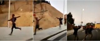 Migranti, assalto alla barriera di Ceuta: la gioia e i festeggiamenti di chi riesce a entrare in Spagna