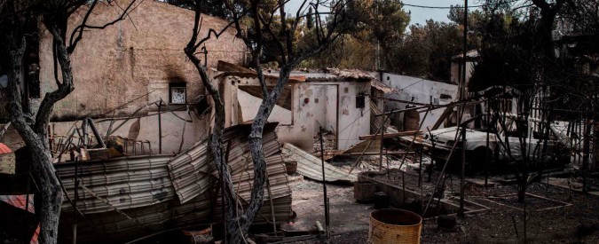 Incendi Grecia, 85 i morti accertati ma ci sono ancora “decine di dispersi”. Dopo le fiamme, Atene colpita da forti piogge