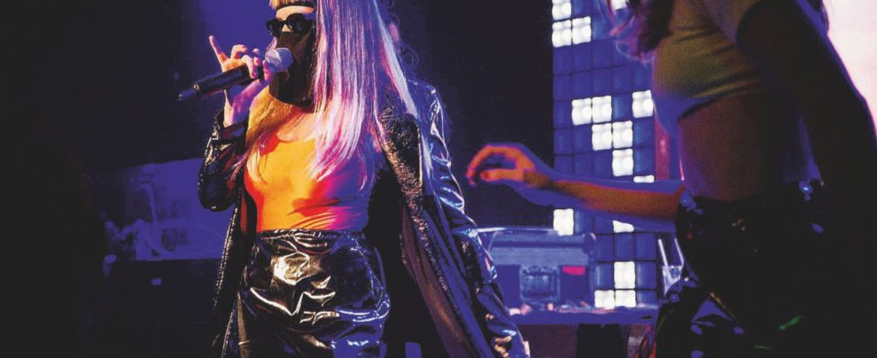 La donna mascherata - Myss Keta non mostra mai il suo volto in pubblico: non si sa quanti anni abbia né chi sia davvero. Stasera sarà protagonista sul palco del Siren Festival Tra elettronica e insulti sessisti il volto di Myss Keta resta nascosto