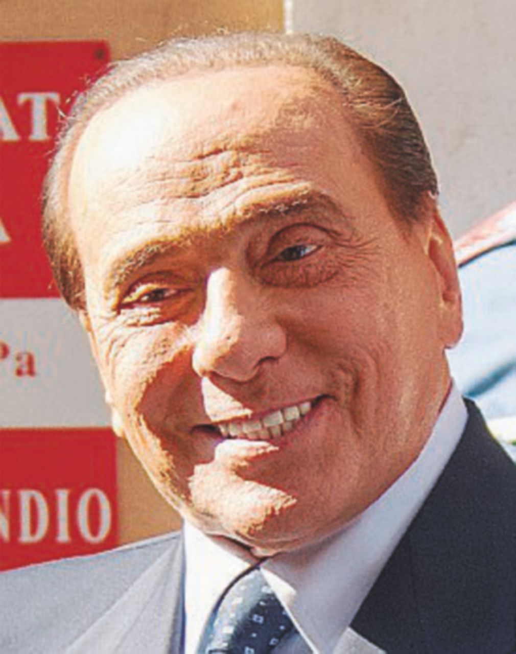 Berlusconi serra le file per evitare le fughe dal partito. E cambia il nome