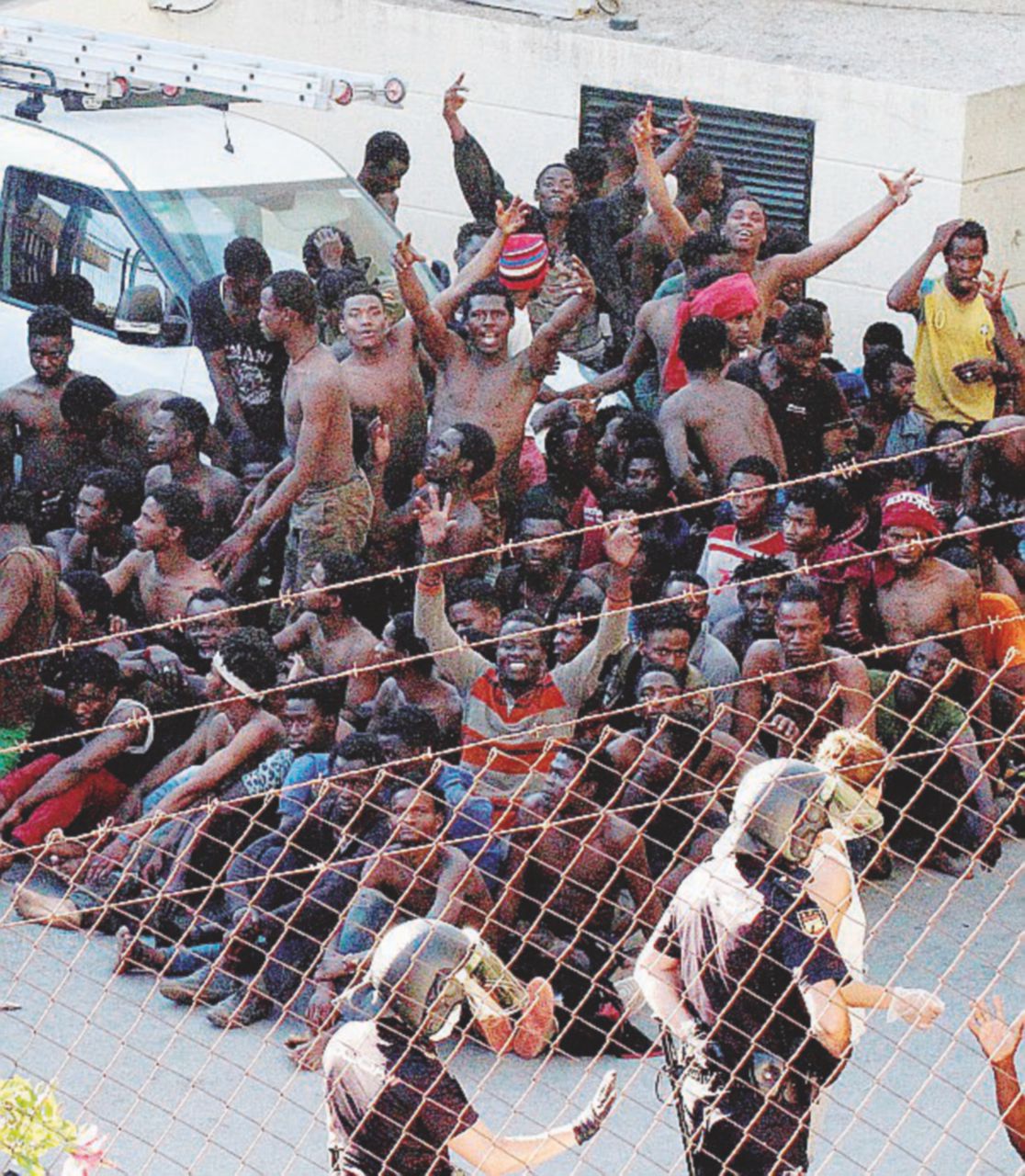 Ceuta, 600 migranti scavalcano il confine