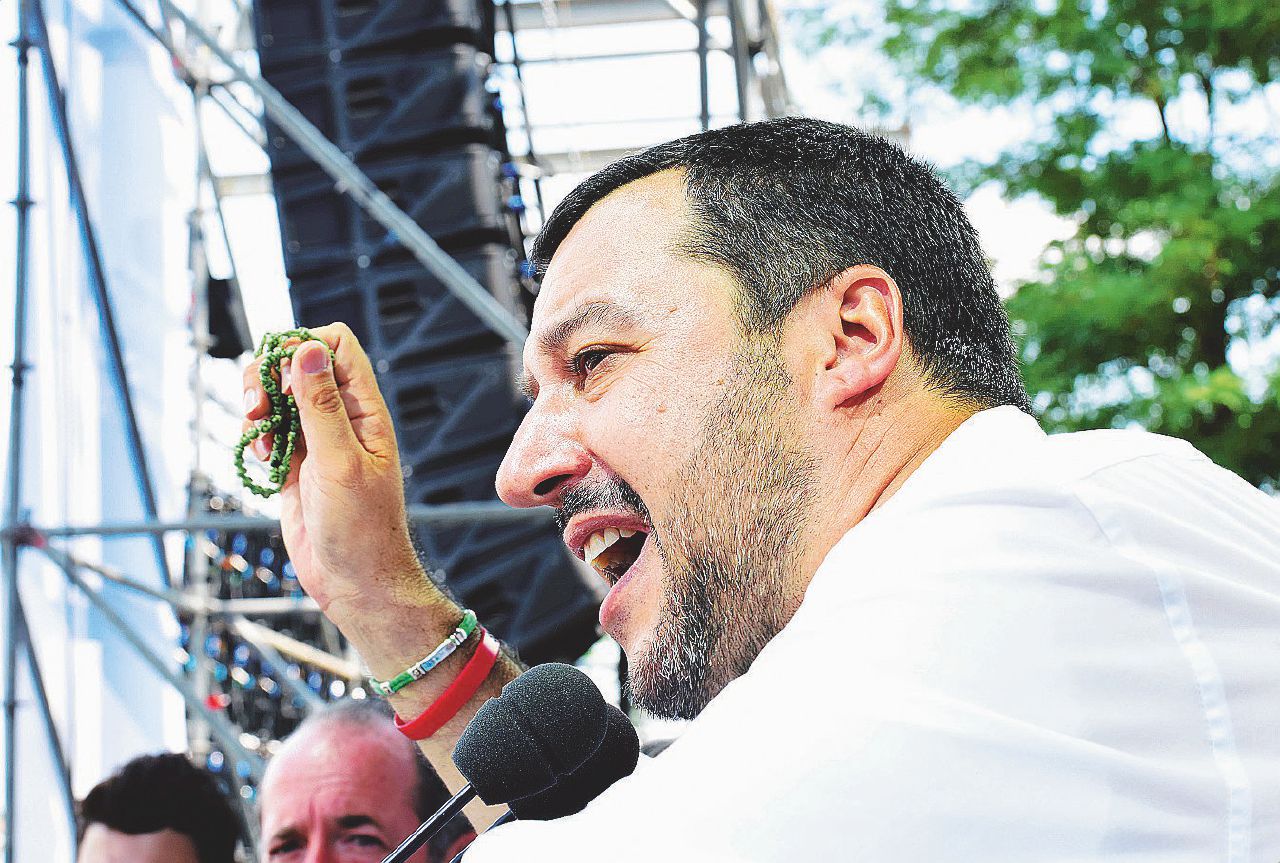Salvini e Famiglia Cristiana, il derby della falsa devozione