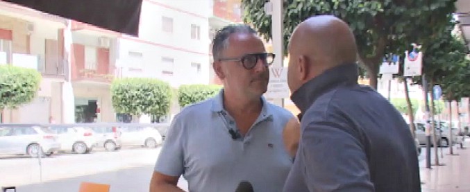 Copertina di Taranto, inchiesta su 5 ex-consiglieri. Giornalista di La7 aggredito da imprenditore: “Ti carico di mazzate”