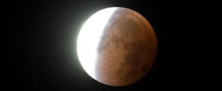 Copertina di Eclissi totale di luna, occhi all’insù per la più lunga del secolo: appuntamento a partire dalle 21.30