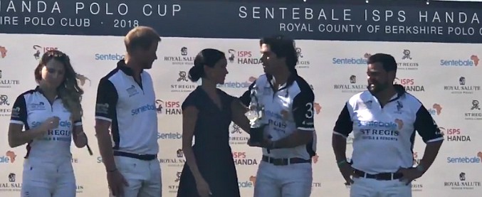 Copertina di Meghan ed Harry rompono il protocollo reale: il primo bacio in pubblico durante una partita di polo