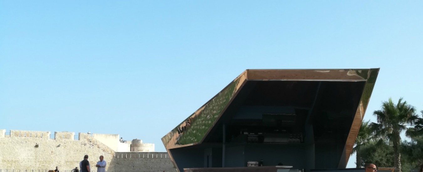 Copertina di Dalla Domus di Mantova agli archi di Buren a La spezia, mostri nelle piazze d’Italia