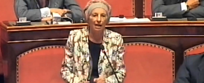 Copertina di Migranti, Bonino batte i pugni sui banchi del Senato: “Sapete come me qual è la verità”. Contestata, ribatte: “Questa non è curva Sud”