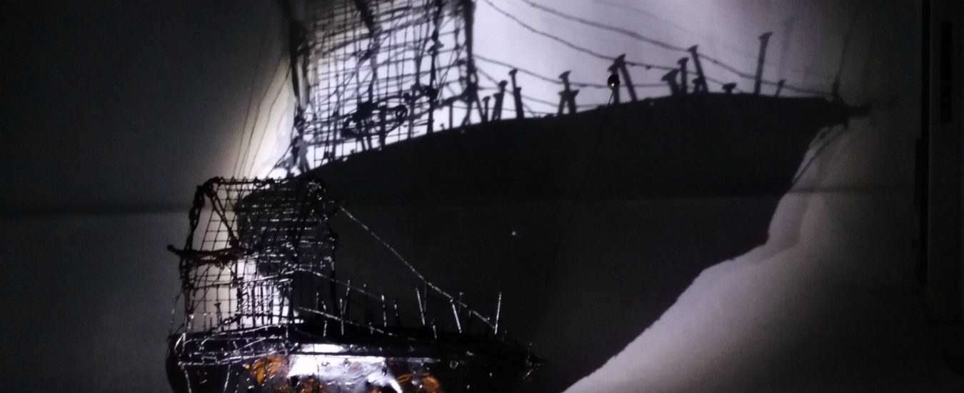 Copertina di Migranti, le navi nere di Claudio Carrieri e la ‘scomunica’ di Matteo Salvini