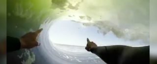 Copertina di L’onda non finisce più: questo surfer la cavalca per un chilometro e mezzo. Lo spettacolo dalla body cam